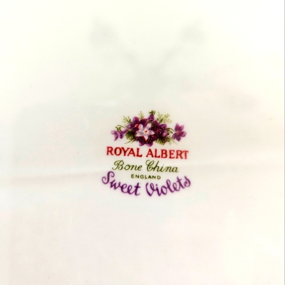 "Sweet Violets" 15" Oval Serving Platter by Royal Albert. - Picture 4 of 5